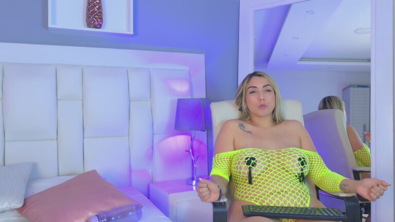 ZaraaSmith's Streamate show and profile