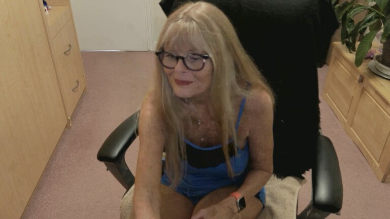 Redhotwifey's Streamate show and profile