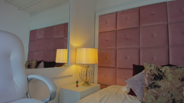 hollyBrisstol90's Streamate show and profile